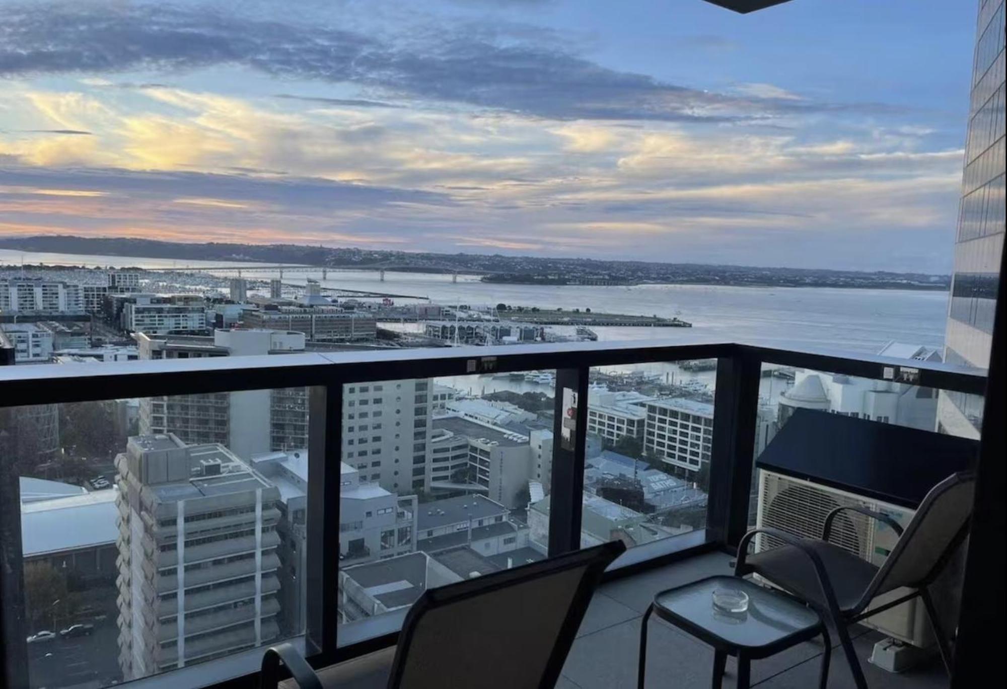 Magnificent Harbour View Skytower View Apartment In Cbd Auckland Extérieur photo